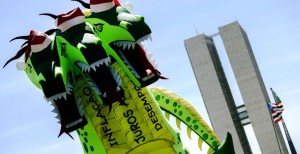 Brasília - A Força Sindical montou em frente ao Congresso Nacional, o "Dragão Noel", um dragão inflável  com três cabeças, cada uma representando: inflação, desemprego e juros altos (Marcelo Camargo/Agência Brasil)